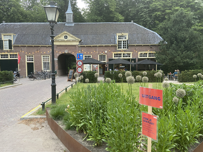904952 Gezicht op het café van StayOkay Utrecht/Bunnik in het koetshuis van het Huis Rhijnauwen (Rhijnauwenselaan 14) ...
